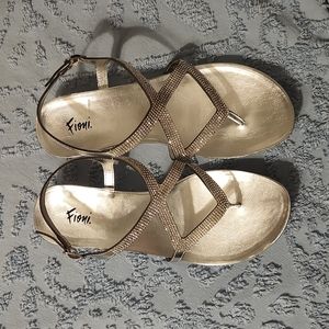 !!CLOSET CLEAR OUT - LAST CHANCE!!Sandals, Sz 7.5, Silver
